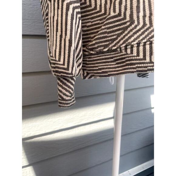 Ellen Tracey Size Medium Sweater Gray & White Chevron Pattern Crew Neck - Picture 2 of 6